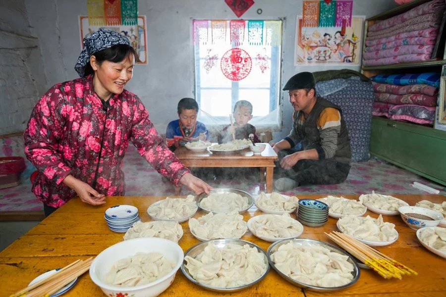 2017年春节，中国东北饶河县小南河村的一家人正准备吃饺子。