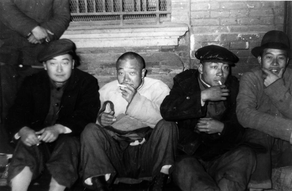 1948年12月24日，上海某银行门前排队兑金的市民。