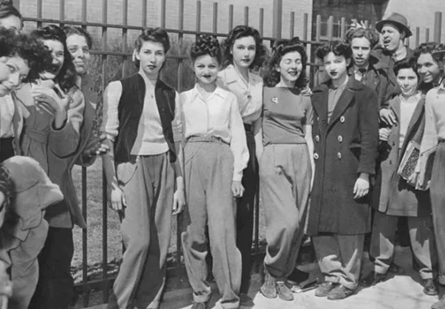 1940年，美国布鲁克林女学生抗议高中禁止女生穿长裤上学。